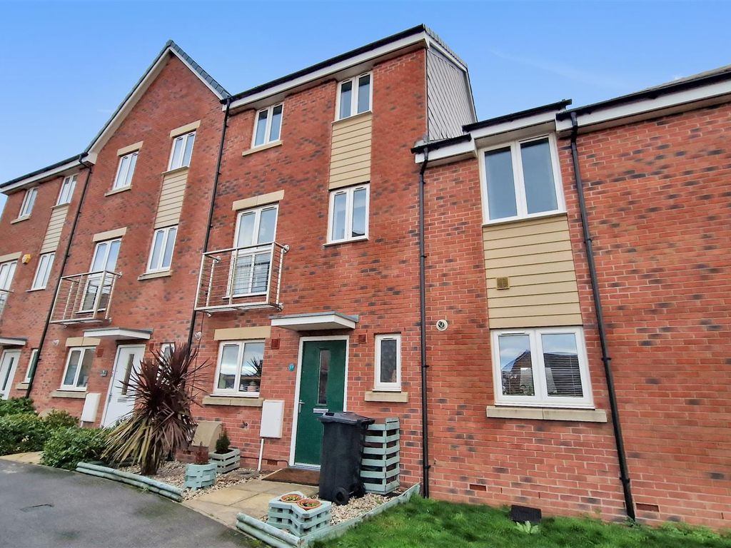 4 bed town house for sale in Proctor Drive, WestonSuperMare BS24, £305,000 Zoopla