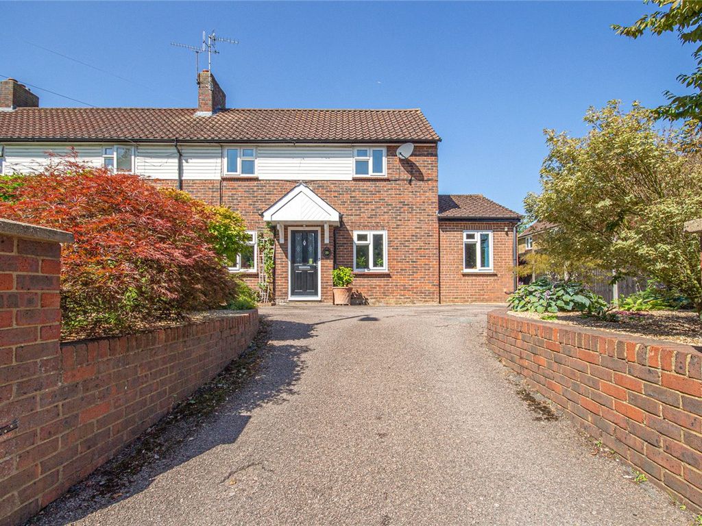 3 bed semidetached house for sale in London Road, Welwyn