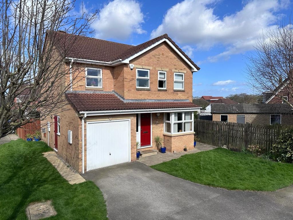 4 bed detached house for sale in Saxton Court, Garforth, Leeds LS25, £