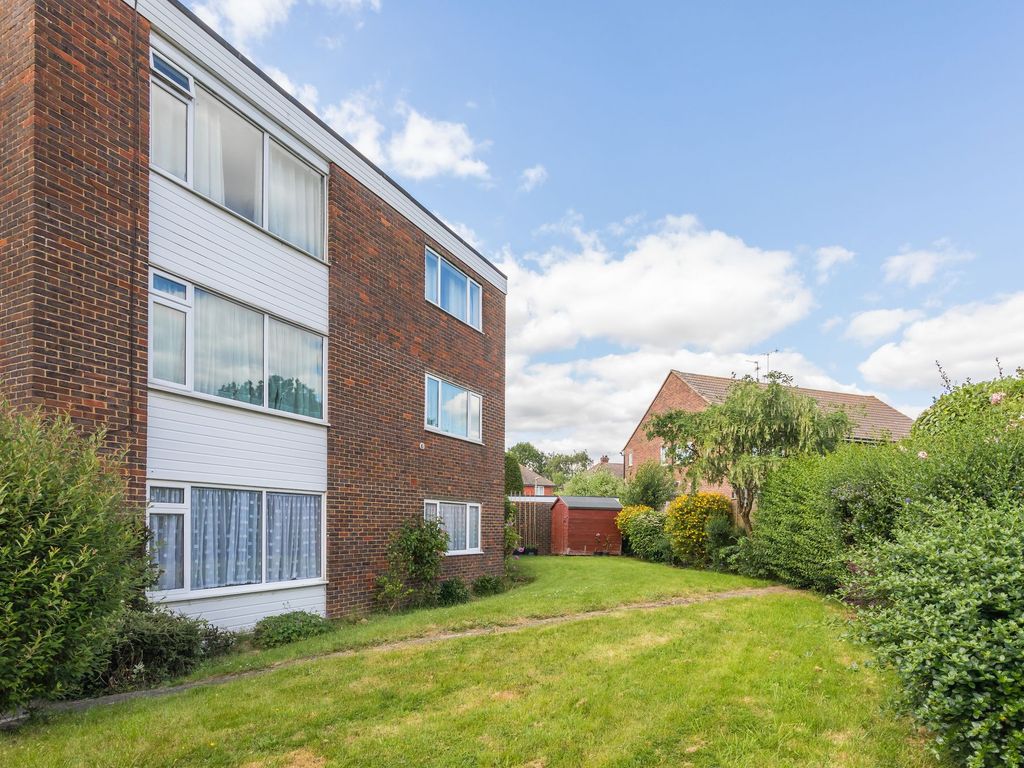 2 bed flat for sale in Ridgeway House, The Crescent, Horley RH6, £