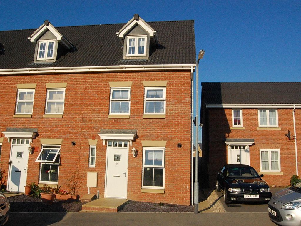 3 bed end terrace house for sale in Robin Road, Oakley Vale, Corby NN18