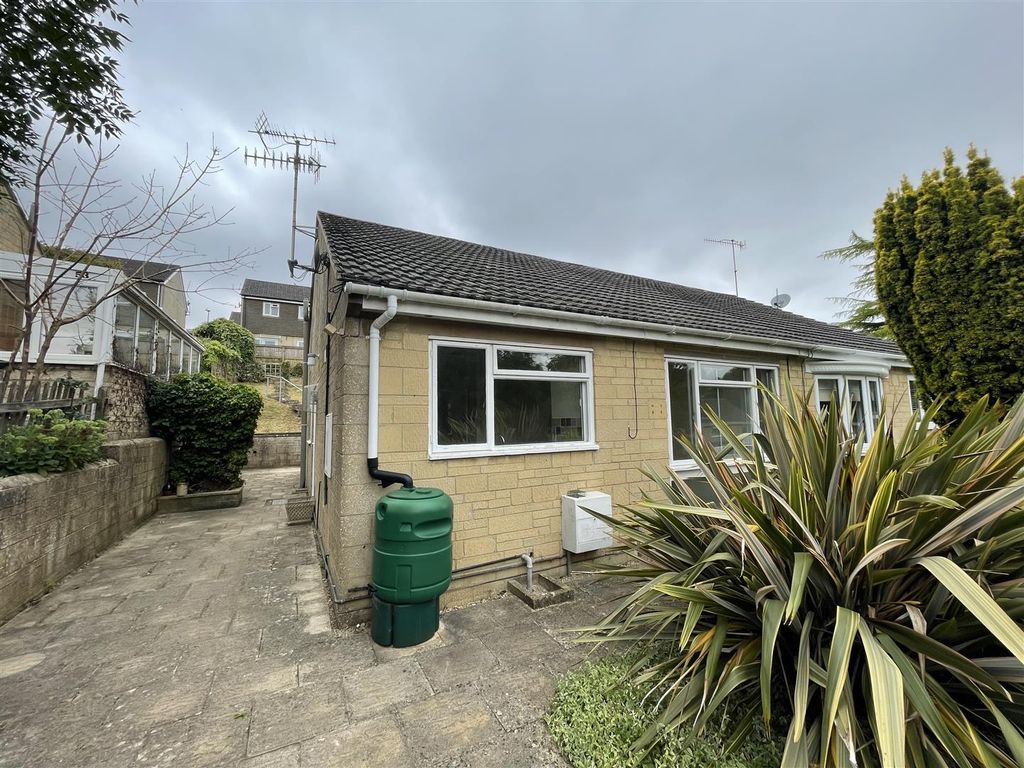 2 bed semidetached bungalow to rent in Nortonwood, Forest Green