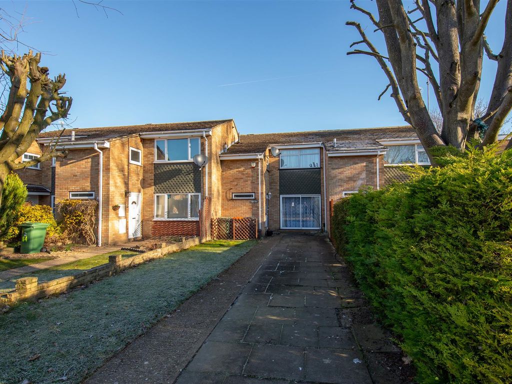 3 bed terraced house for sale in Saxon Close, Dunstable, Bedfordshire
