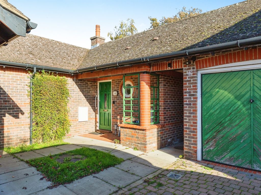 2 bed bungalow for sale in Furlay Close, Letchworth Garden City SG6, £