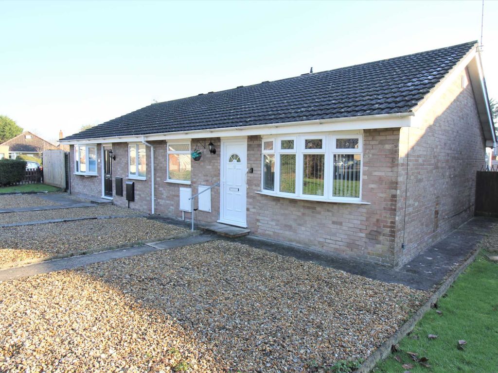 2 bed bungalow for sale in Summer Lane North, WestonSuperMare BS22
