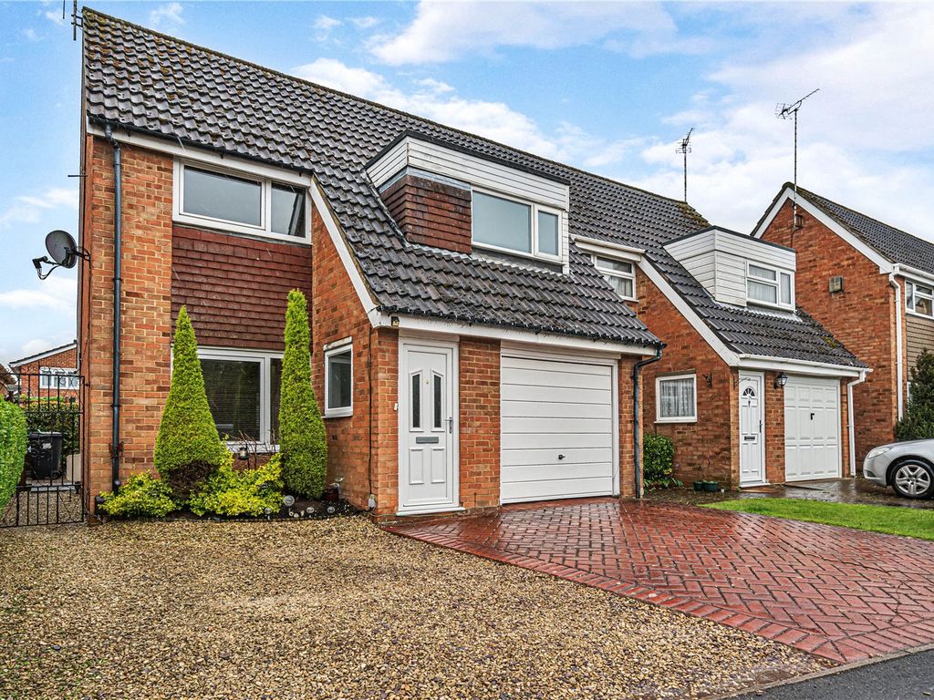 3 bed semidetached house for sale in Cornmarsh Way, Covingham, Swindon
