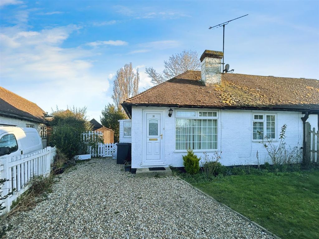 2 bed semidetached bungalow to rent in Green Leas, Chestfield