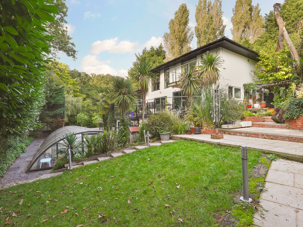 3 bed detached house for sale in Baldwins Hill, Loughton, Essex IG10, £