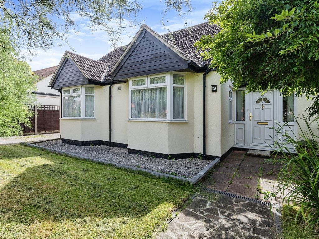 4 bed detached bungalow for sale in Common View, Letchworth Garden City