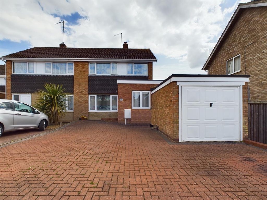 4 bed property for sale in Deeble Road, Kettering NN15, £300,000 Zoopla