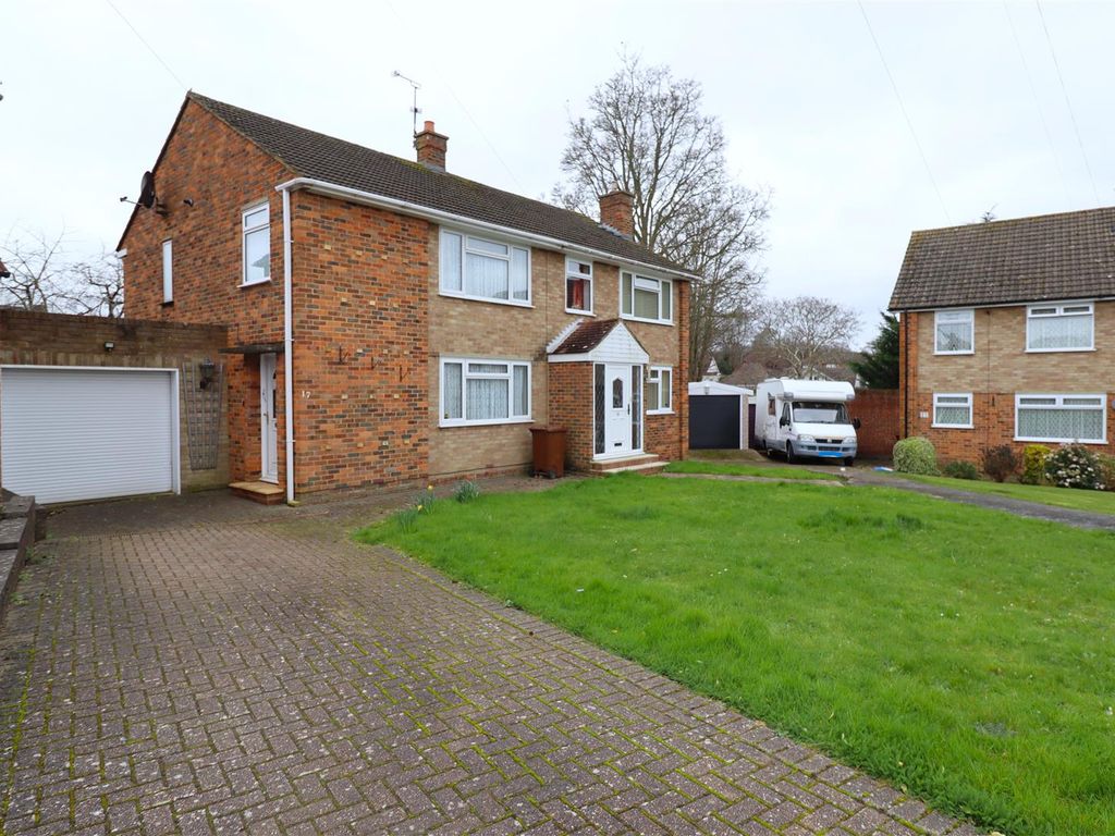 3 bed semidetached house for sale in Sandown Drive, Rainham
