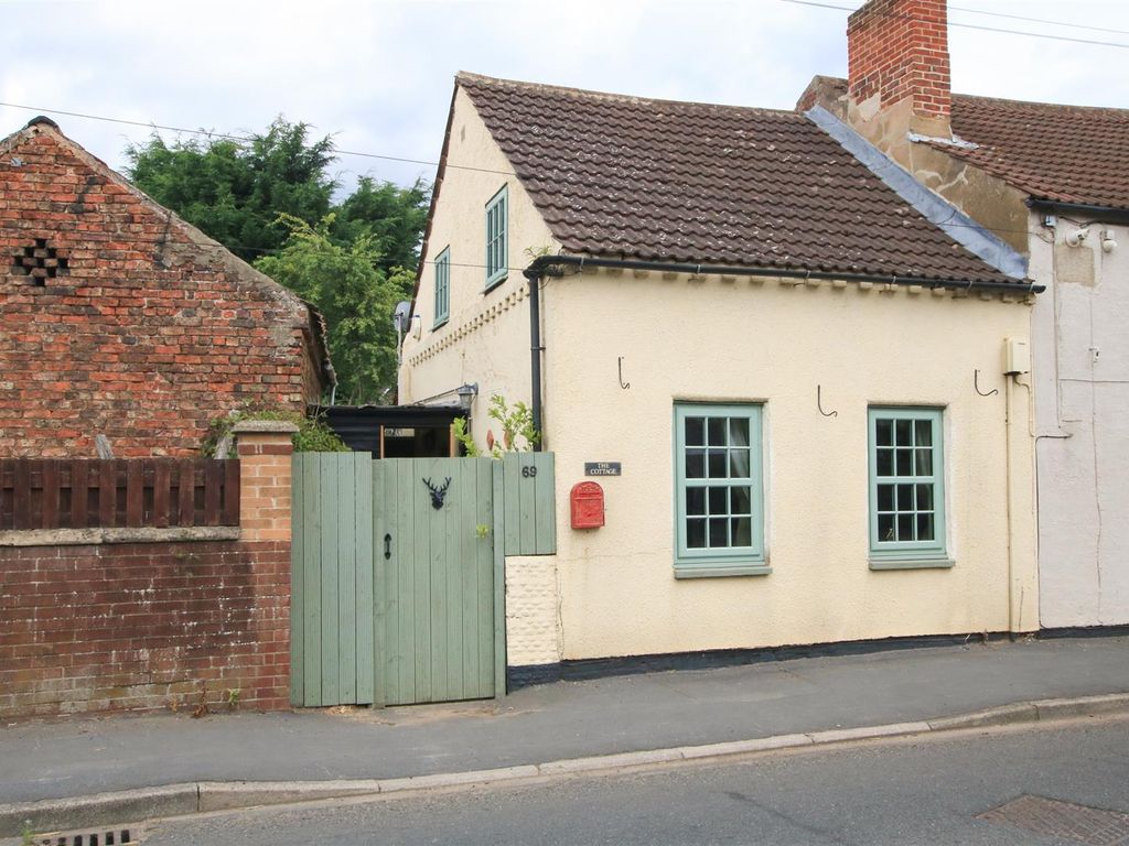 2 bed end terrace house for sale in Main Street, Auckley, Doncaster DN9