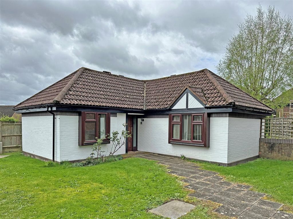 2 bed detached bungalow for sale in Haigh Crescent, Redhill RH1, £