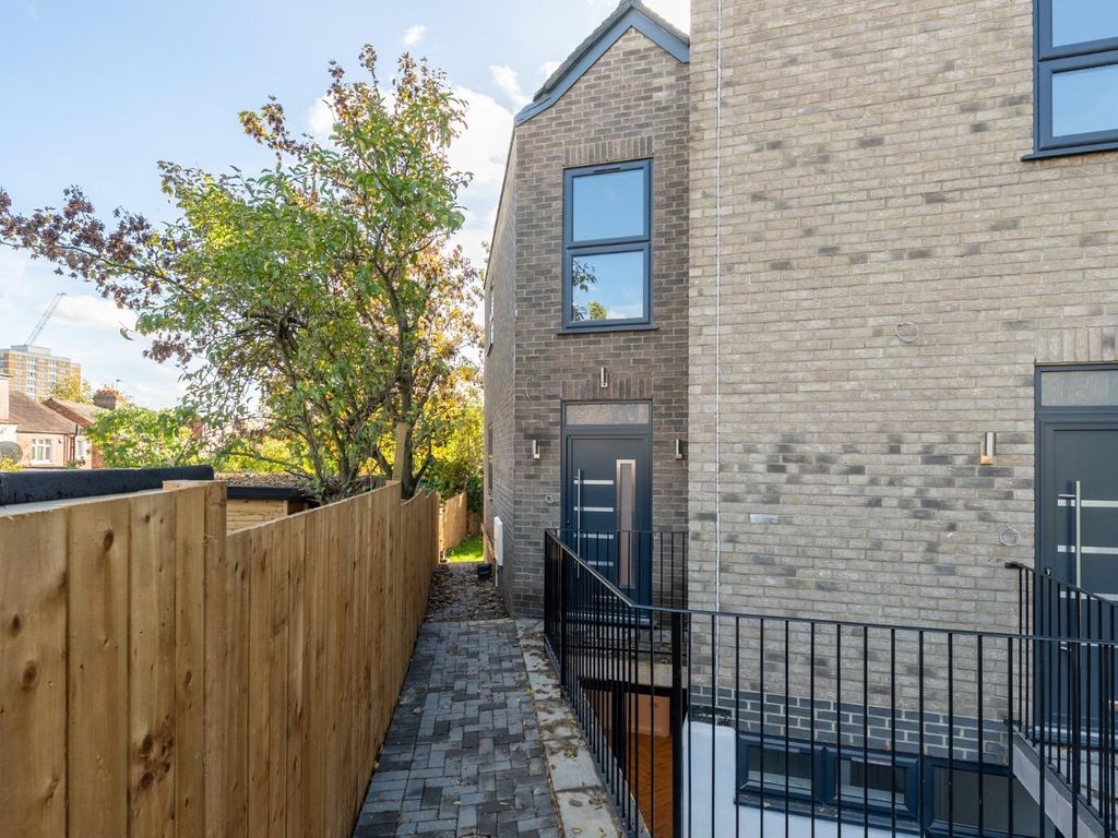 4 bed semidetached house for sale in Corbett Grove, London N22, £