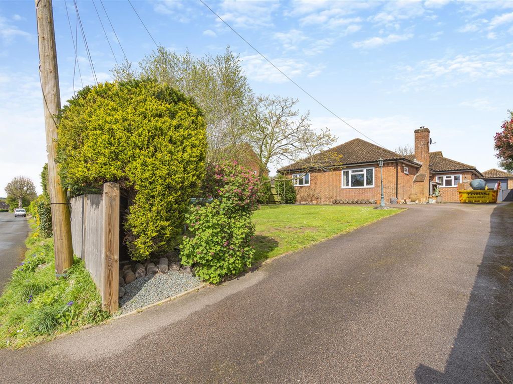 3 bed bungalow for sale in Charlton Lane, West Farleigh, Maidstone ME15