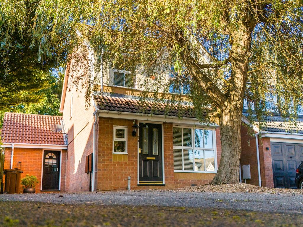 3 bed detached house for sale in Phipps Close, Bierton Park, Aylesbury