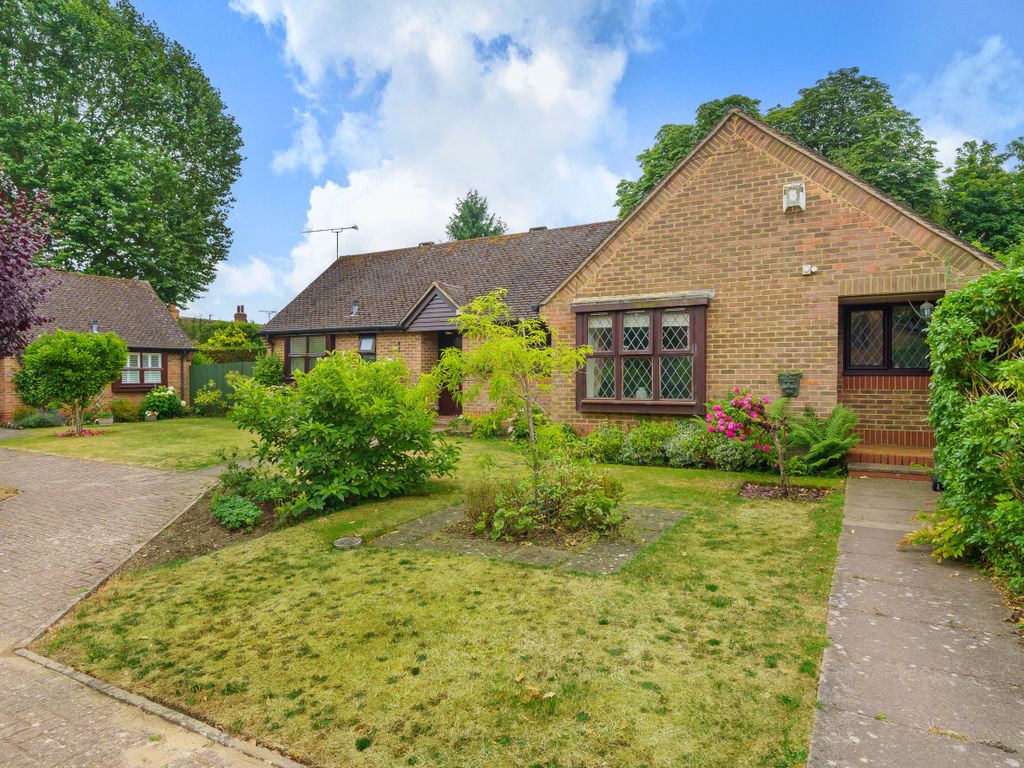 2 bed bungalow for sale in Chobham, Woking, Surrey GU24 Zoopla
