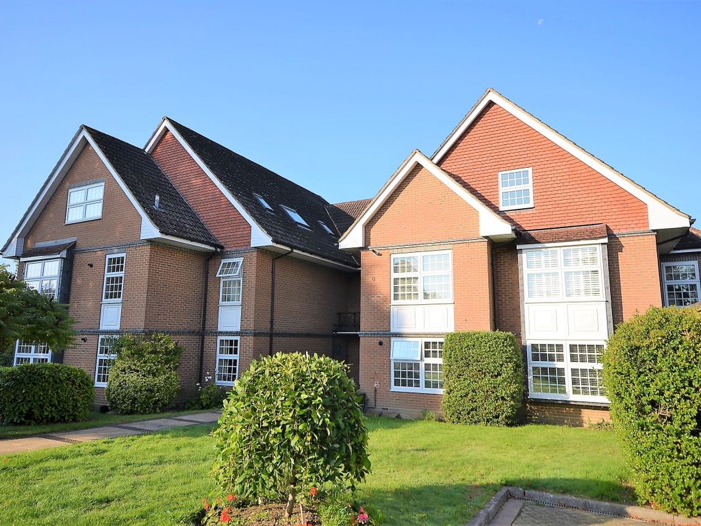 Frensham Road Farnham Surrey GU9  