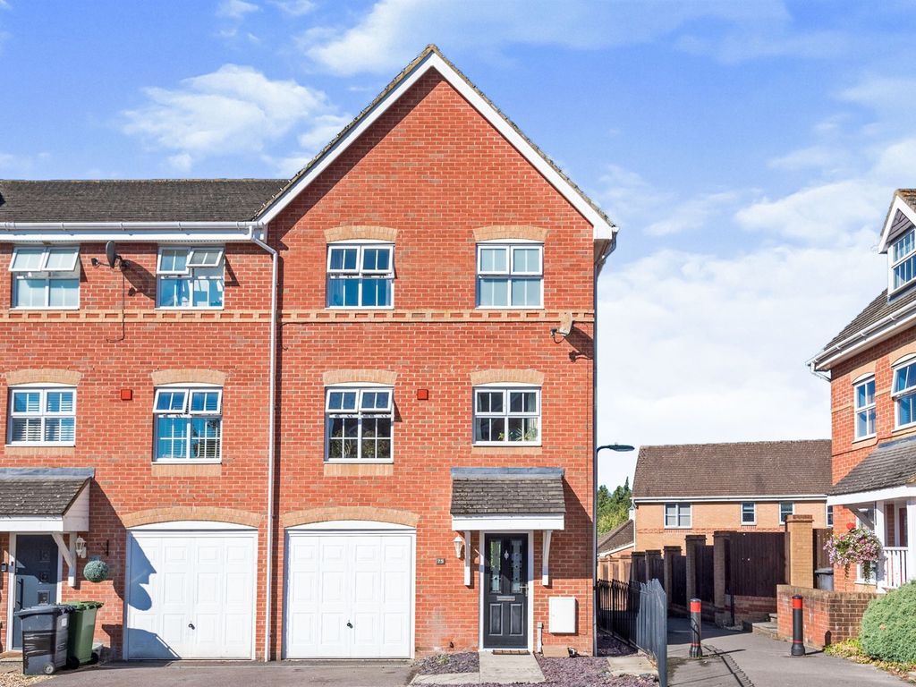 4 bed town house for sale in Rycroft Meadow, Beggarwood, Basingstoke