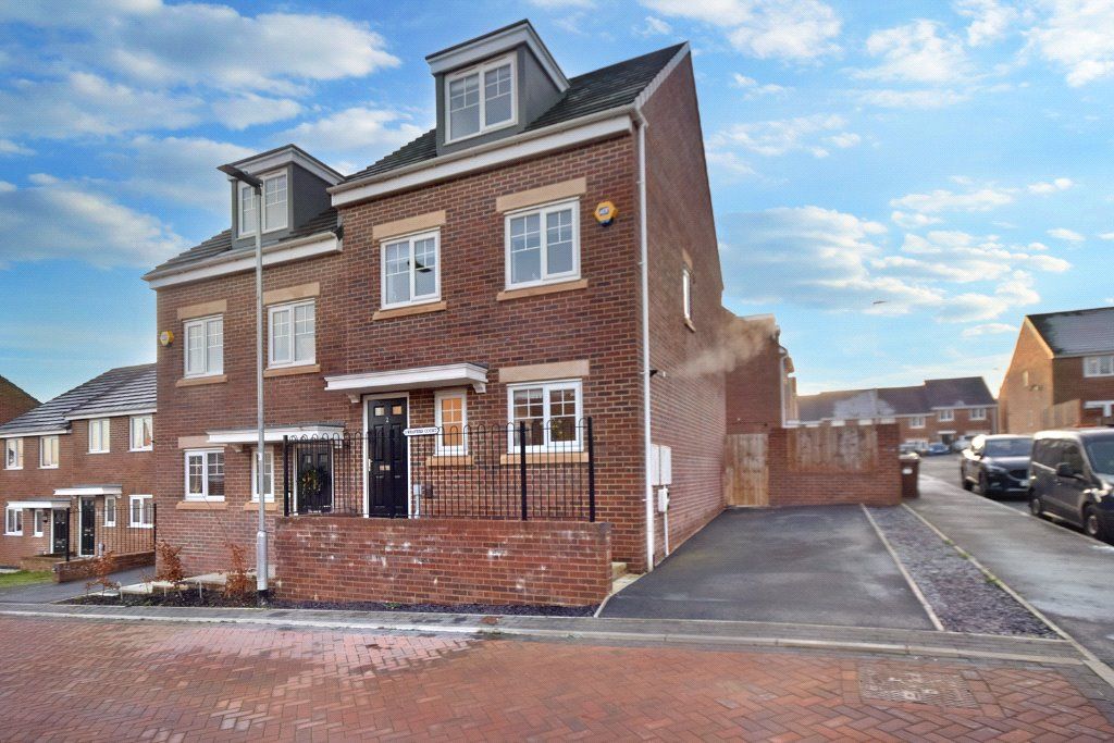 3 bed semidetached house for sale in Weaver Court, Wakefield, West