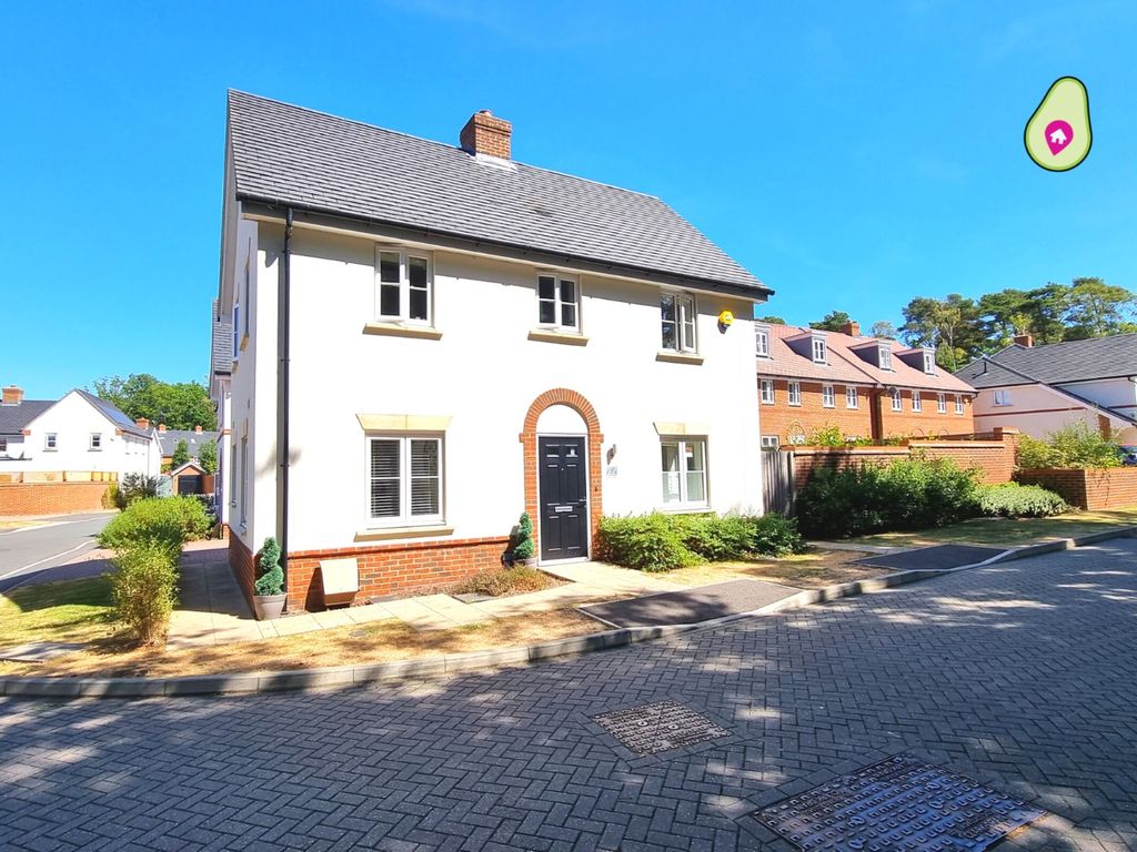 3 bed detached house for sale in Dashers Close, Crowthorne RG45 Zoopla