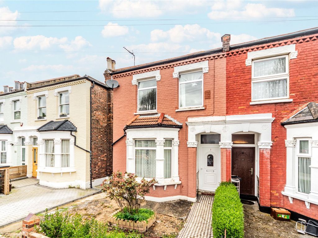 3 bed semidetached house for sale in Goring Road, London N11, £650,000