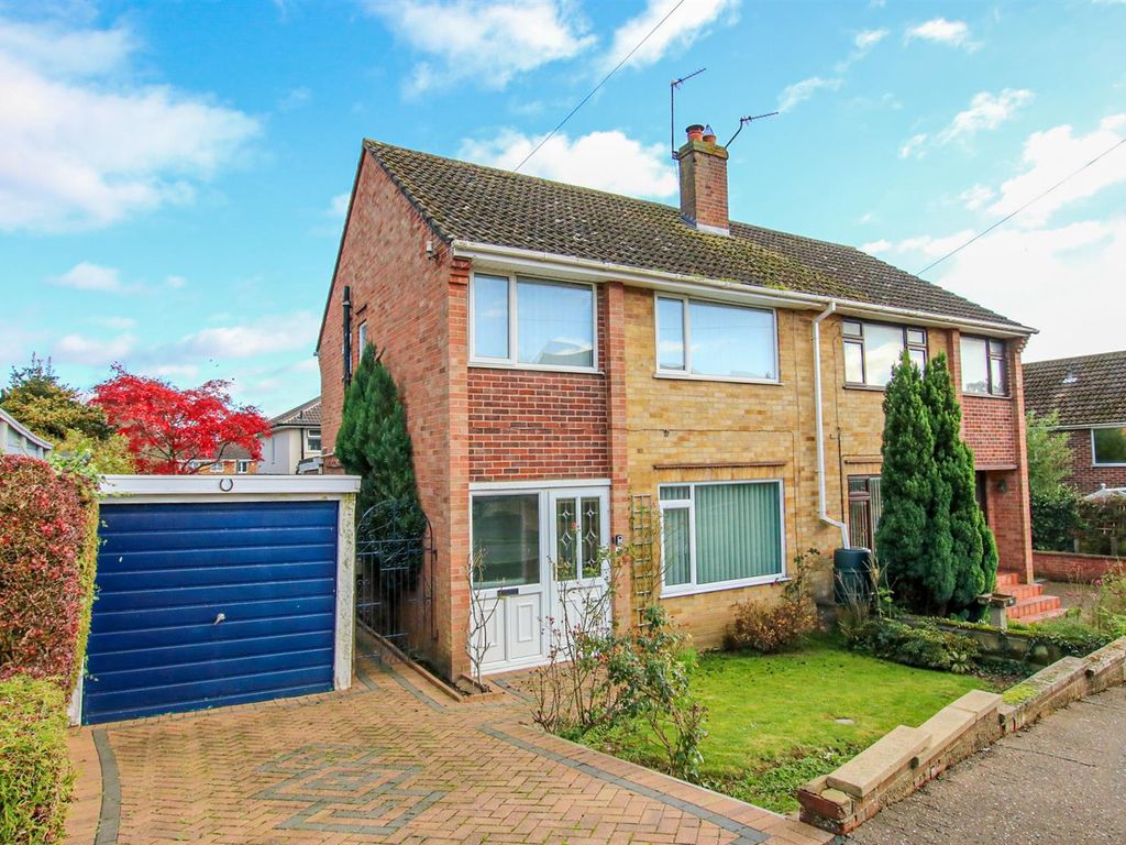 3 bed semidetached house for sale in Eastern Crescent, Thorpe St
