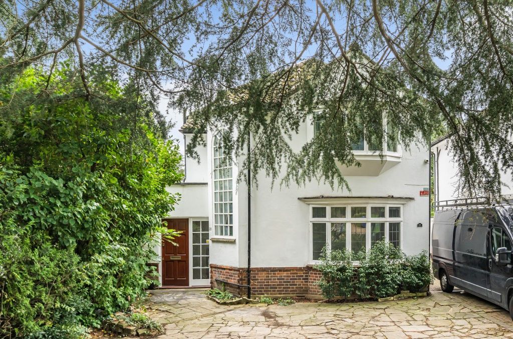 3 bed detached house for sale in Canons Drive, Edgware HA8, £1,295,000