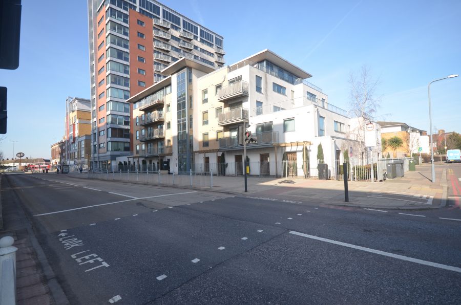 2 bed flat to rent in Eastern Avenue, Ilford IG2, £1,650 pcm Zoopla