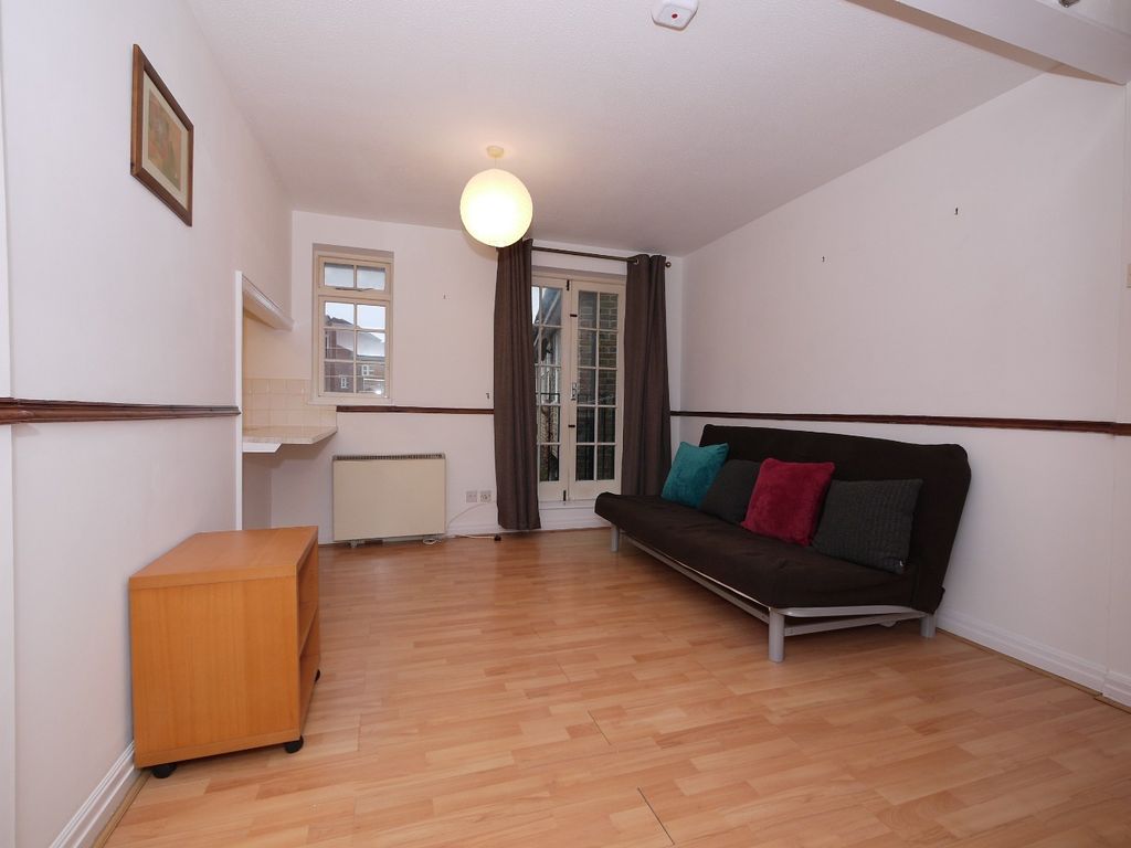 1 bed flat to rent in Elmgreen Close, London, Greater London E15, £