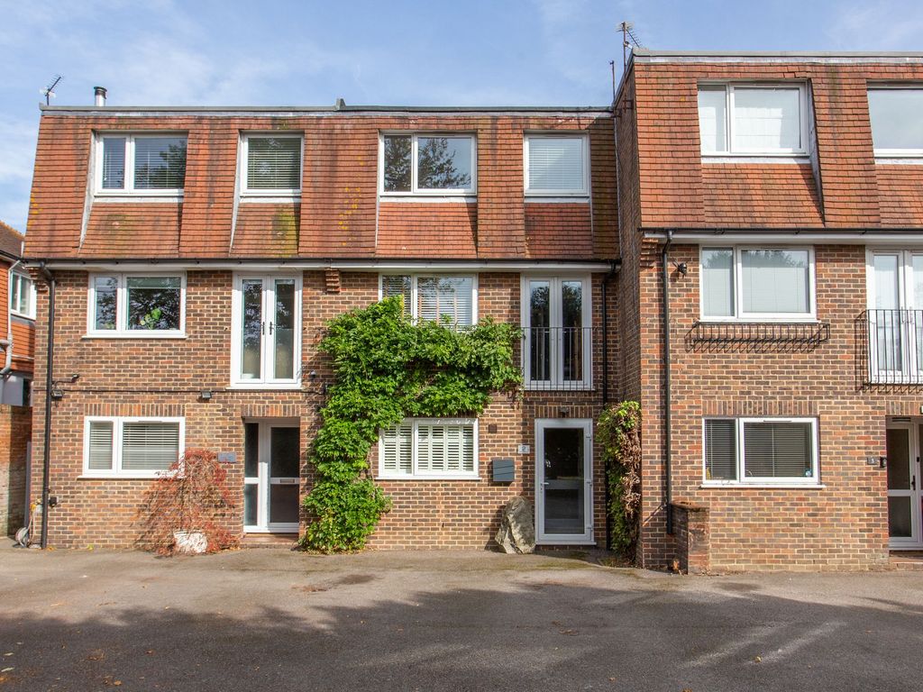 4 bed town house for sale in Yew Tree Court, Littlebourne CT3, £400,000