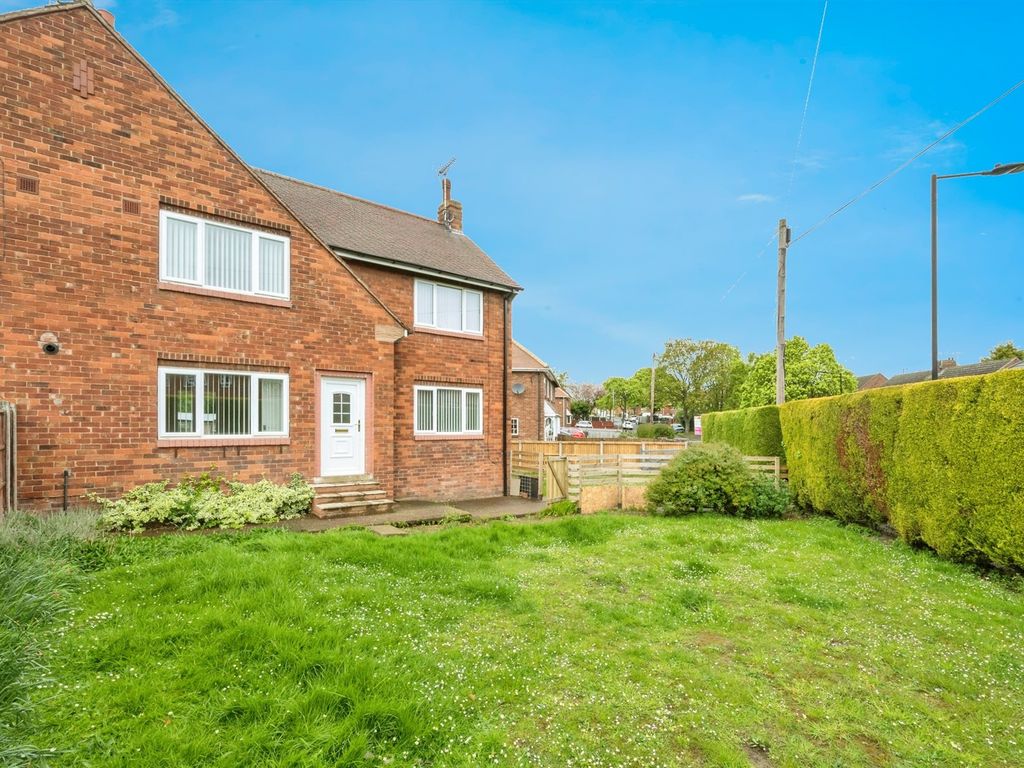 3 bed semidetached house for sale in Lawn Avenue, Woodlands, Doncaster
