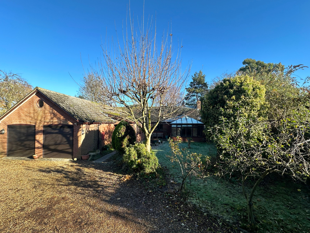3 bed bungalow for sale in Millway Lane, Palgrave, Diss IP22, £425,000