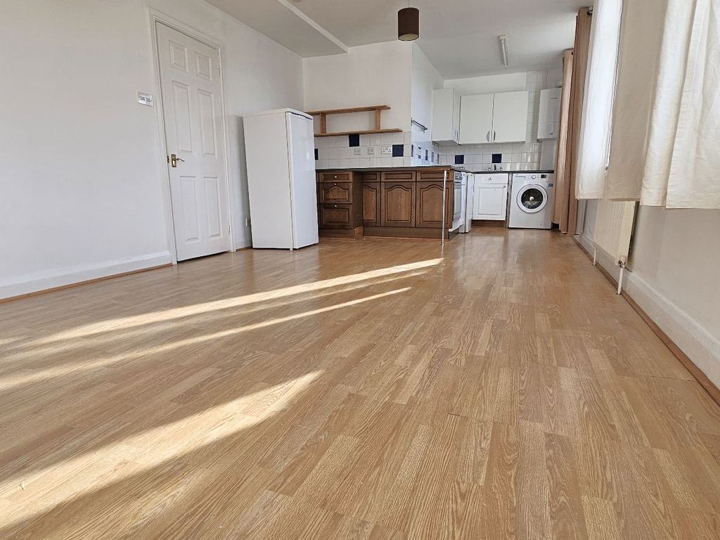 2 bed flat for sale in Percy Road, Whitton, Twickenham TW2, £325,000