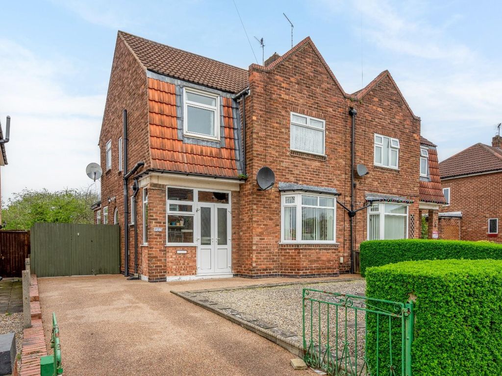 3 bed semidetached house for sale in Monkton Road, Huntington, York