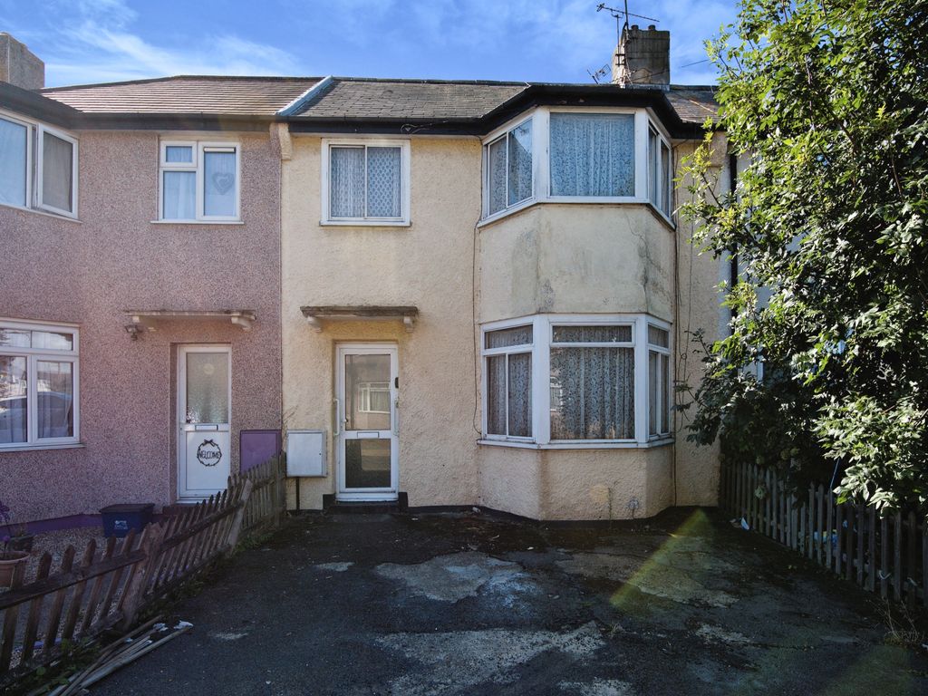 3 bed terraced house for sale in Surrey Avenue, LeighOnSea, Essex SS9