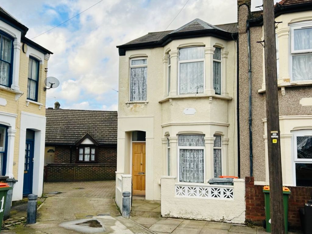 3 bed end terrace house for sale in Durham Road, London E16, £370,000