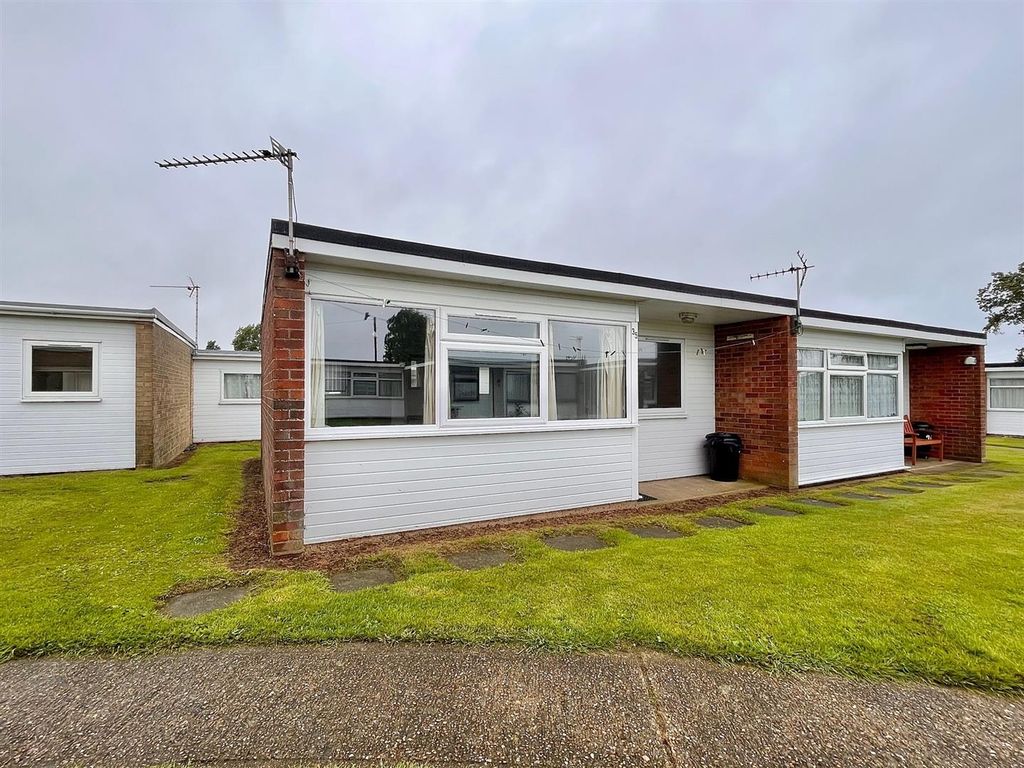 2 bed property for sale in California Road, Great Yarmouth NR29, £