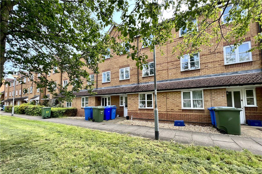 8 bed terraced house for sale in Aspen Grove, Aldershot, Hampshire GU12