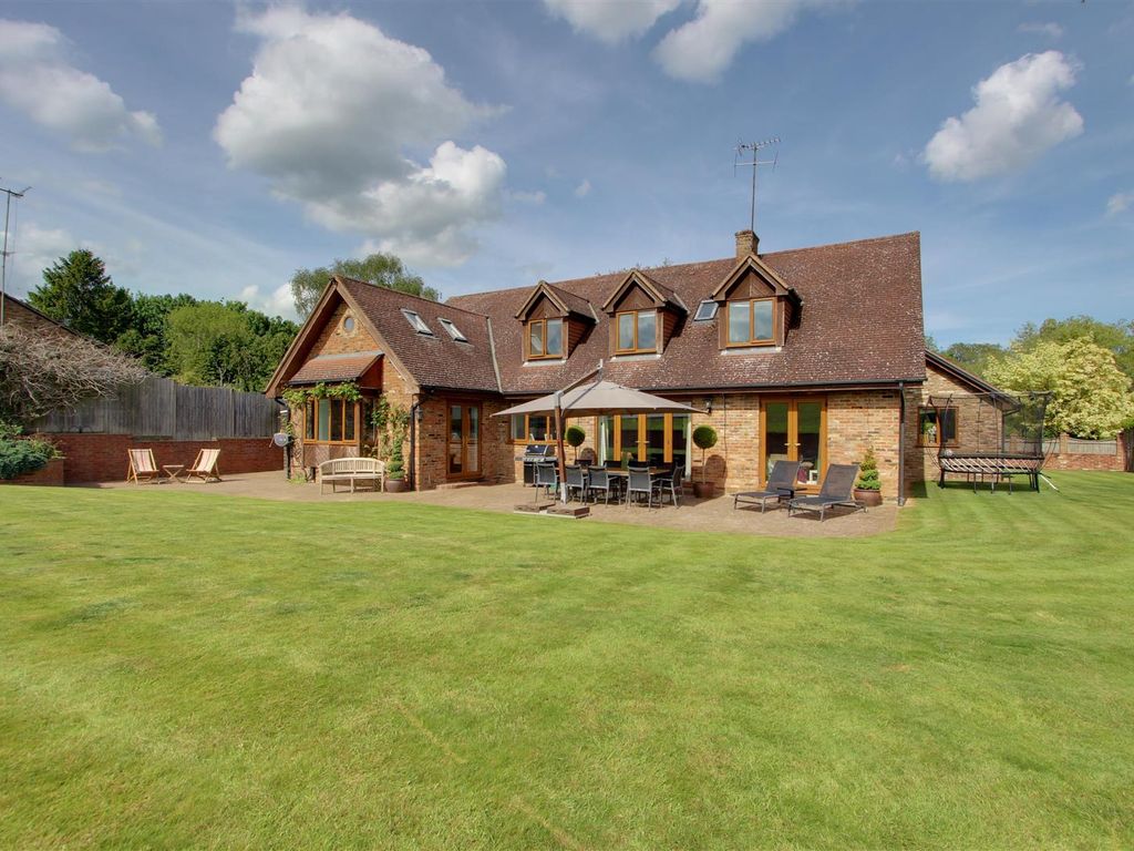 5 bed property for sale in Potten End Hill, Water End, Hemel Hempstead