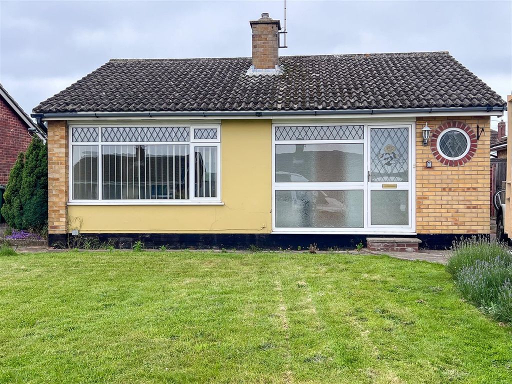 2 bed detached bungalow to rent in Breydon Way, Lowestoft NR33, £1,000