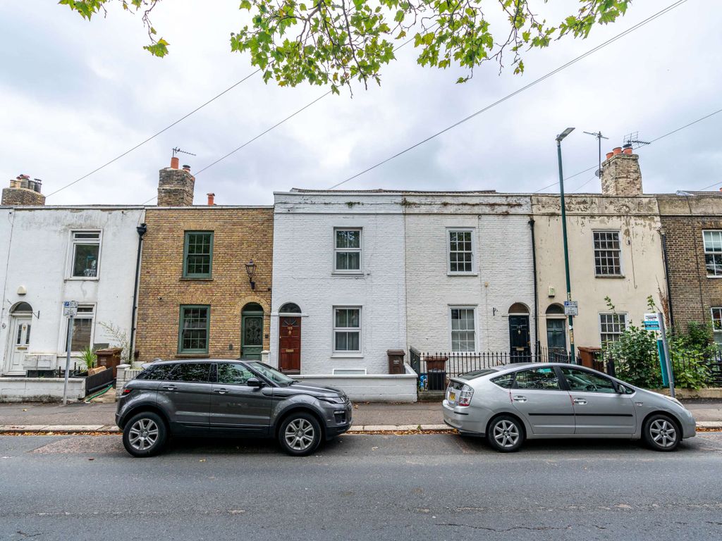 4 bed terraced house to rent in Maidstone Road, Rochester, Kent ME1, £