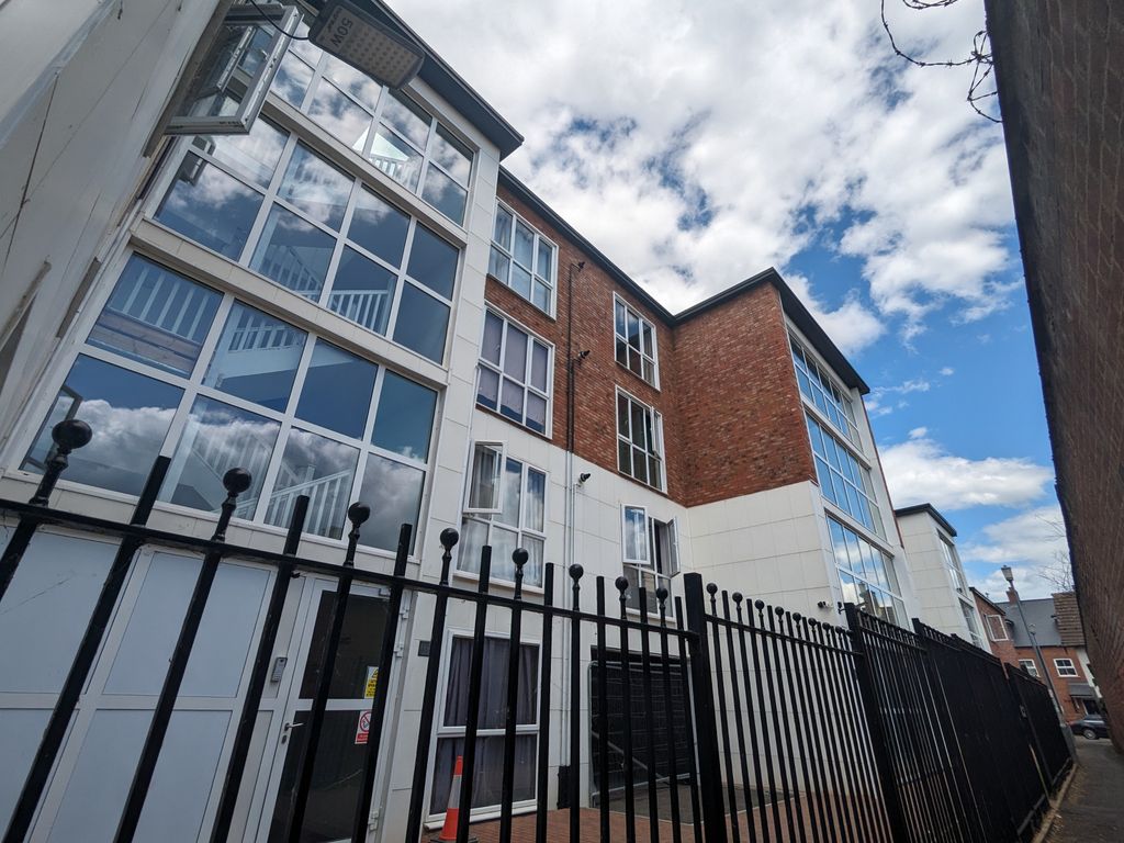 Room to rent in St Andrews Street, Kettering NN16, £575 pcm Zoopla