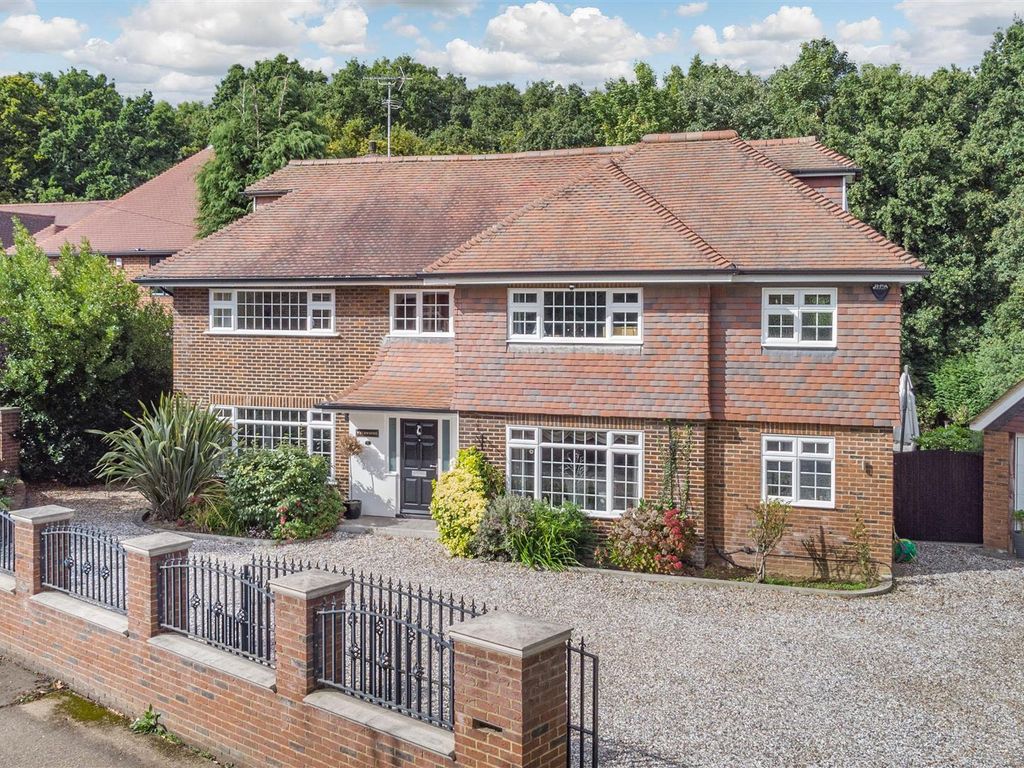 5 bed detached house for sale in Glanthams Close, Shenfield, Brentwood