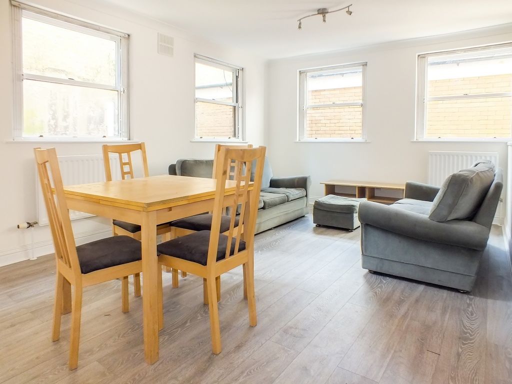 2 bed flat to rent in Mile End Road, London E3, £1,895 pcm Zoopla