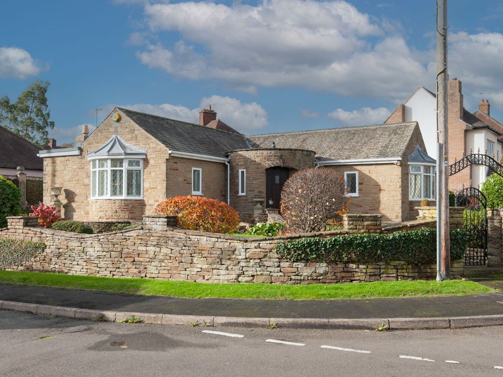3 bed detached bungalow for sale in Somersall Park Road, Chesterfield