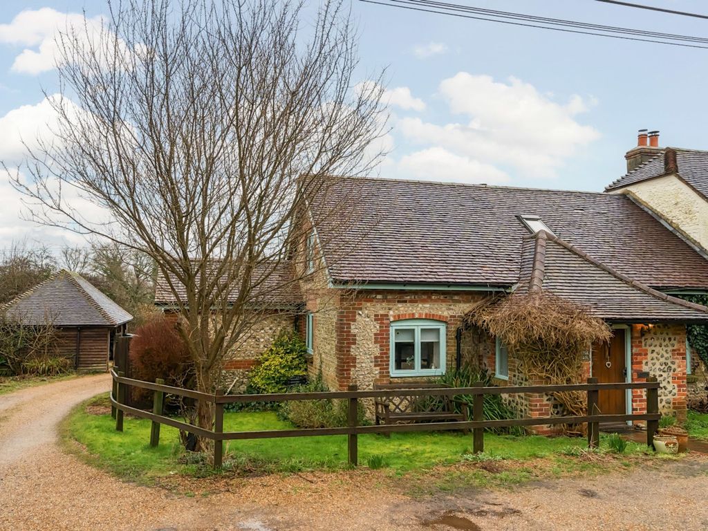 3 bed end terrace house for sale in Stoner Hill Road, Froxfield GU32, £