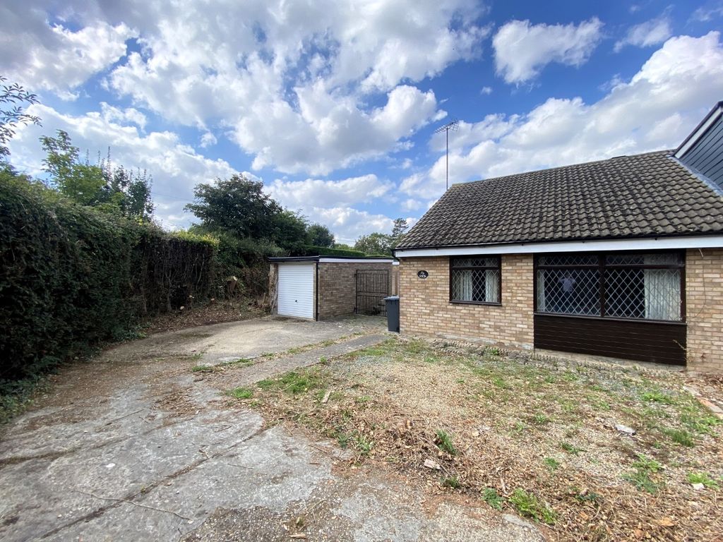 2 bed semidetached bungalow for sale in Waterend Lane, Chalton, Luton