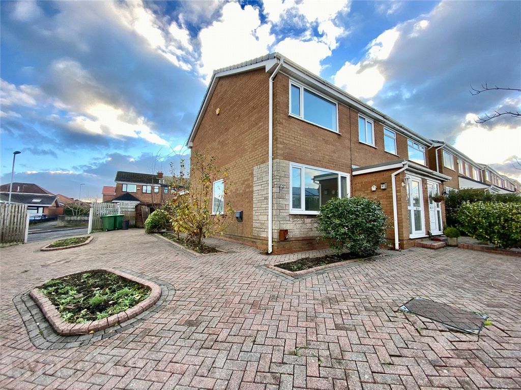 3 bed semidetached house to rent in Kidderminster Way, Chadderton