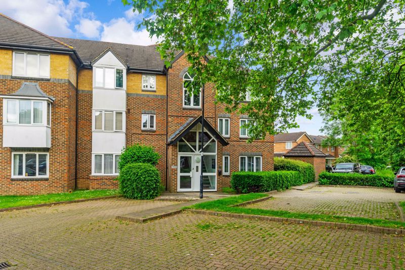 2 bed flat for sale in Cotswold Way, Worcester Park KT4, £300,000 Zoopla